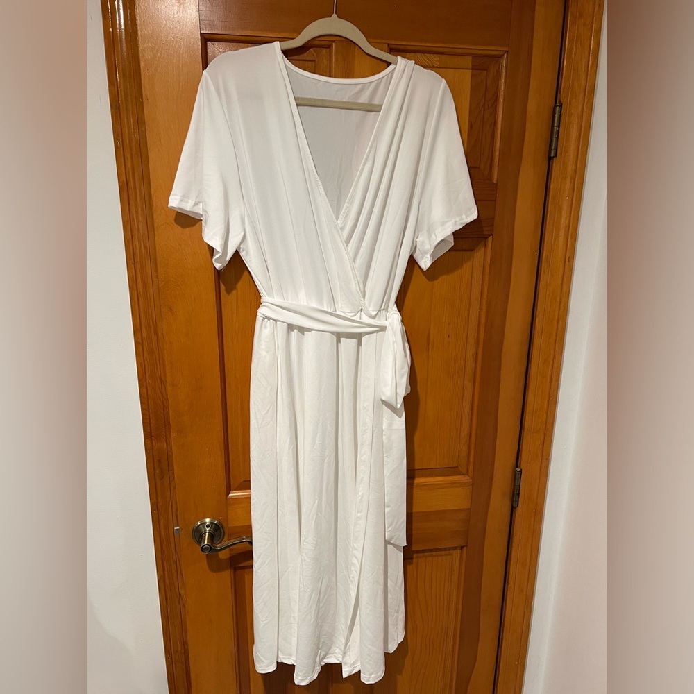 NWOT- White Short Sleeve- V-Neck Dress with tie waist belt and slit - Picture 3 of 6